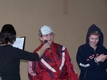 uczniowie wystawiający scenkę humorystyczną związaną z Walentynkami uczniowie wystawiający scenkę humorystyczną związaną z Walentynkami